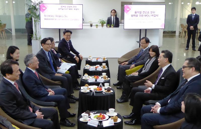 The Secretary for Commerce and Economic Development, Mr Gregory So (third right), meets with the Minister of Culture, Sports and Tourism of the Republic of Korea, Mr Kim Jong-deok (second left), in Seoul this morning (March 23) to exchange views on issues of mutual concern.