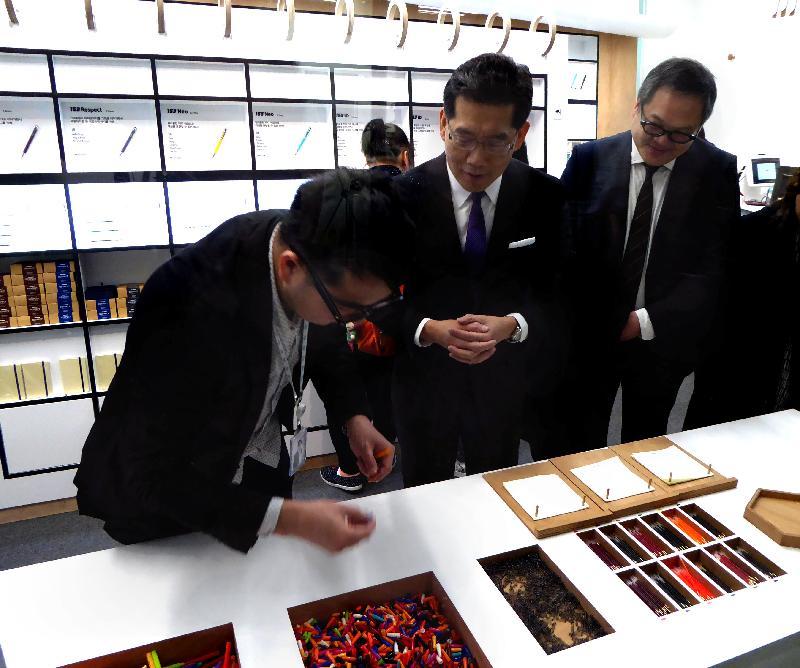 Mr So (middle) visits the design shops at Dongdaemun Design Plaza and looks at the different design products of Korean designers.