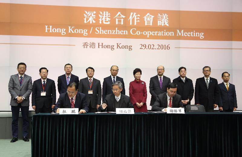 Mrs Lam (back row, sixth left) and Mr Xu (back row, fifth left) witness the signing of the 