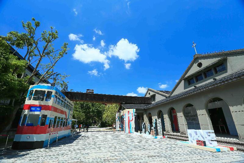 In connection with Hong Kong Week, the HKETCO has set up an installation at the Songshan Cultural and Creative Park to screen clips containing sketches of Hong Kong, giving members of the public in Taiwan a taste of Hong Kong's unique glamour and history.