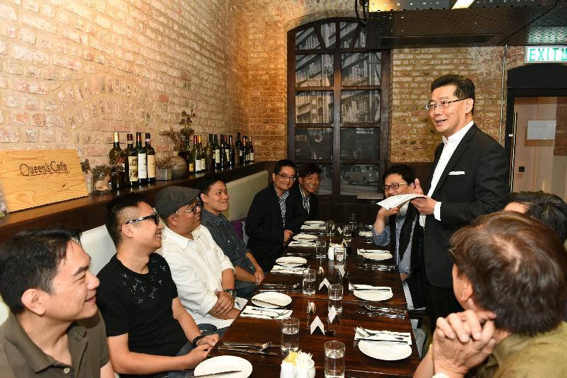 The Secretary for Commerce and Economic Development, Mr Gregory So, today (August 31) met with local up-and-coming comic artists who have been selected to be featured in the second phase of the Hong Kong Avenue of Comic Stars. Photo shows Mr So (standing) congratulating the six comic artists whose original comic characters will be presented in painted sculptures on the Avenue.