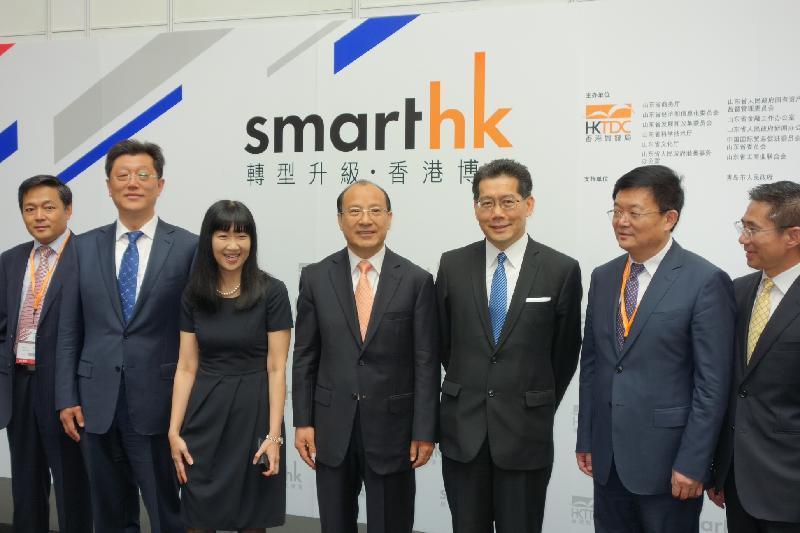 The Secretary for Commerce and Economic Development, Mr Gregory So (third right); the Vice Governor of Shangdong Province, Mr Ji Xiangqi (fourth left); and the Executive Director of the Hong Kong Trade Development Council, Ms Margaret Fong (third left), officiate at the opening session of the SmartHK fair in Jinan, Shandong Province, today (May 27).