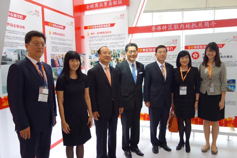 Mr So (fourth left), Mr Ji (third left), Ms Fong (second left) and other guests at the Hong Kong Pavilion of the SmartHK fair.