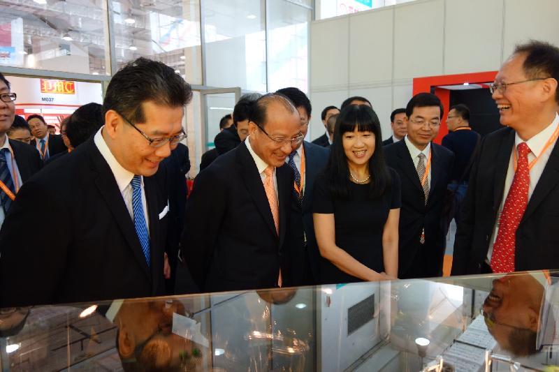 Mr So (first left), Mr Ji (second left) and Ms Fong (third left) tour the SmartHK fair.