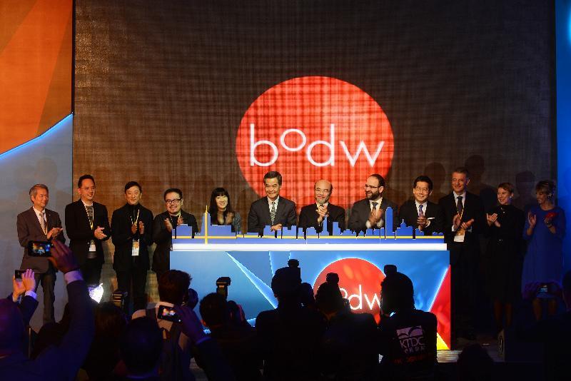 Mr Leung (sixth left) and other guests officiate at the opening ceremony. 