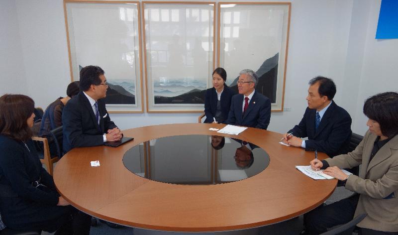 Mr So (second left) exchanges views with Mr Kim (third right) on bilateral co-operation between Hong Kong and Korea in creative industries.