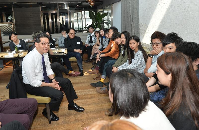 The Secretary for Commerce and Economic Development, Mr Gregory So (left), today (November 17) congratulates awardees of the Hong Kong Young Design Talent Award 2014 on their outstanding achievements. He pledged continued commitment to promote and support the local design sector through various initiatives. 