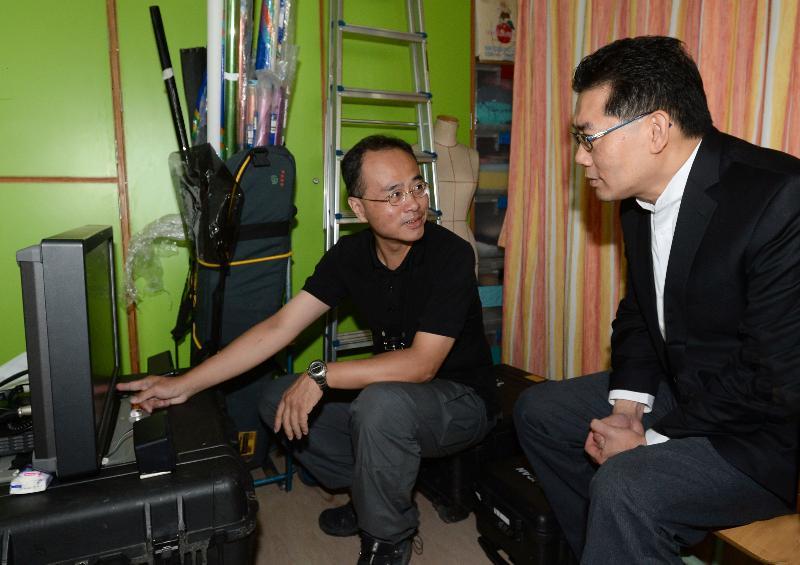 The Secretary for Commerce and Economic Development, Mr Gregory So, today (November 1) observed the shooting of the film 