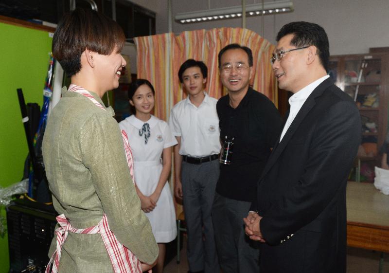 Mr So (first right) exchanges views with Mr Cheung (second right) and young actors who are participating in the filming of a feature film for the first time on their experience in the film project. 