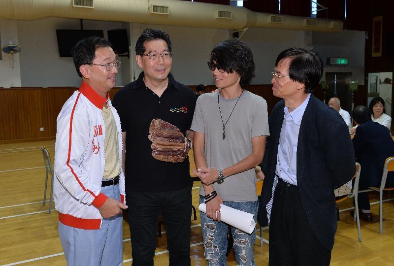 Mr Chan (second right) and members of the film's cast speak with Mr So (second left) about their experience. On first right is Hong Kong Film Development Council member and Director of Department of Cinema and Television of Hong Kong Baptist University, Professor Cheuk Pak-tong. On the first left is Mr Liu Kai-chi.