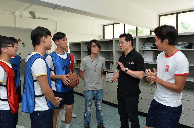 Mr So (second right) speaks with Mr Chan (third right) and the young actors on the experience gained.