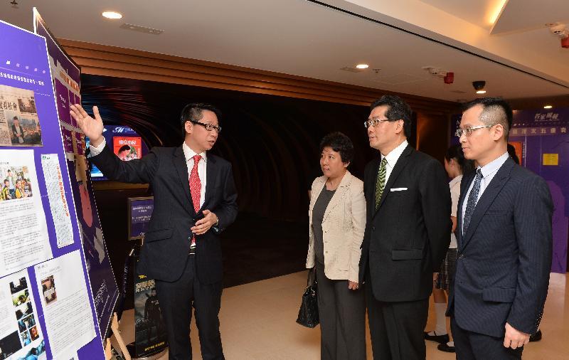 The Secretary for Commerce and Economic Development, Mr Gregory So (second right), visits The Metroplex today (June 16). He is briefed on the facilities and layout of the cinema. 