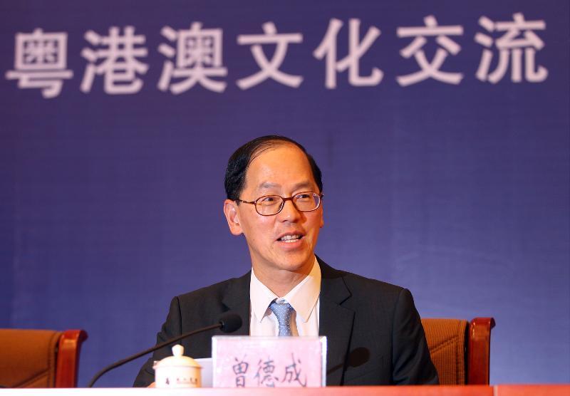 The Secretary for Home Affairs, Mr Tsang Tak-sing, gives concluding remarks at the 15th Greater Pearl River Delta Cultural Co-operation Meeting in Guangzhou today (June 15). 