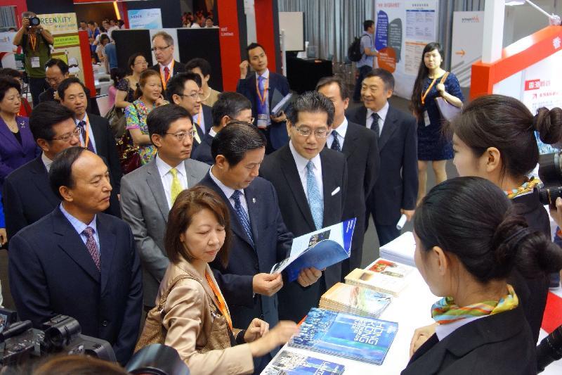 The Secretary for Commerce and Economic Development, Mr Gregory So (front row, right); the Vice Governor of the Jiangsu Provincial Government, Mr Shi Heping (front row, centre); and the Executive Director of the Hong Kong Trade Development Council, Mr Fred Lam (second row, second left), tour the SmartHK fair in Nanjing today (June 10).