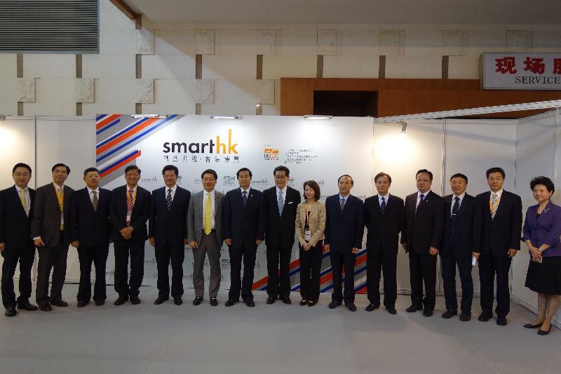 Mr So (centre); Mr Shi Heping (seventh left), Mr Lam (sixth left) and other guests are pictured at the SmartHK fair in Nanjing.