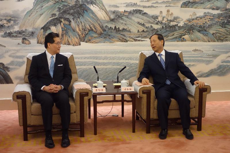 Mr So (left) meets with the Deputy Secretary of the Jiangsu Provincial Party Committee, Mr Shi Taifeng, in Nanjing.