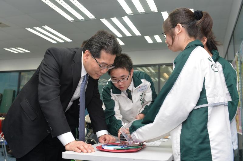 The Secretary for Commerce and Economic Development, Mr Gregory So, visited Yuen Long District today (May 30). He toured the Shun Tak Fraternal Association Yung Yau College to learn more about its experience in technology and creative education. Picture shows Mr So (left) being briefed by students on their award-winning Portable Air-quality and Weather Measuring System project.