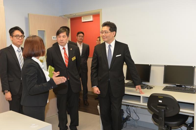 Mr So (first right) visits POH Wai Yin Association Teen Club and is briefed on the facilities in the youth centre in the company of the Chairman of the Pok Oi Hospital Board of Directors, Dr Ho Wing-tim (third left).