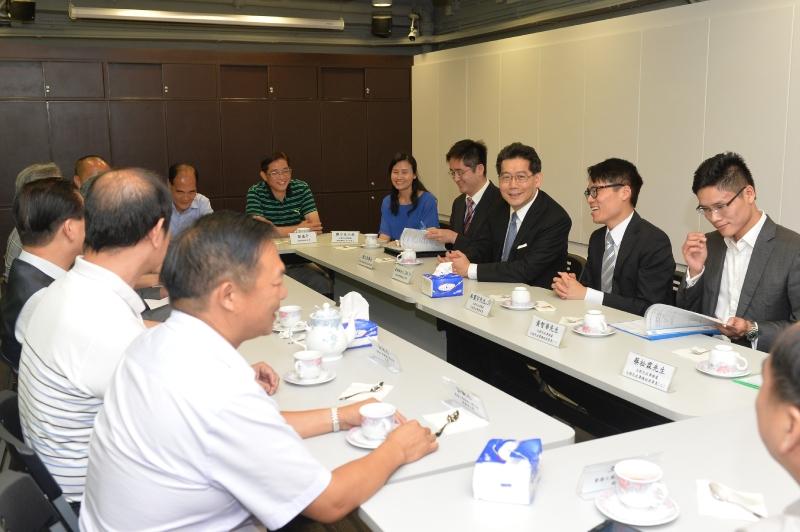 Mr So (third right) holds a meeting with representatives of the industrial and commercial organisations of Yuen Long District to exchange views with them on the local business environment.