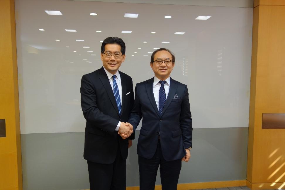 The Secretary for Commerce and Economic Development, Mr Gregory So (left) meets the President of the Korea National University of Arts, Professor Kim Bong-ryol (right), in Seoul today (February 21).