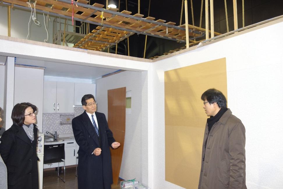 Mr So (centre) learns about the set design courses run by the university.