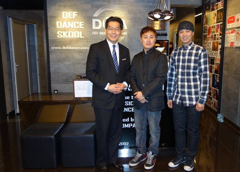 Mr So (left) visits a private academy for performing arts talents and meets with its Chief Executive Officer, Mr Yang Sun-kyu (centre).