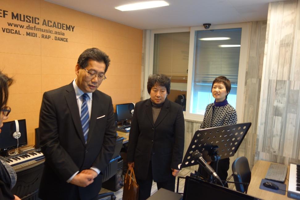 Pictured from left, Mr So, the Permanent Secretary for Commerce and Economic Development (Communications and Technology), Miss Susie Ho, and the Principal Hong Kong Economic and Trade Representative (Tokyo), Ms Sally Wong, learn more about the music training facilities at the academy.