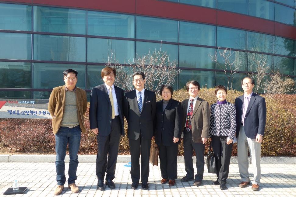 Mr So (third left) visited the Korea Information Society Development Institute and met with the Executive Director, Dr Ko Sang-won (second left) to exchange views on various issues including the development of the knowledge economy, broadcasting-telecommunications convergence and international ICT co-operation. Also pictured are Miss Ho (fourth right) and Ms Wong (second right).