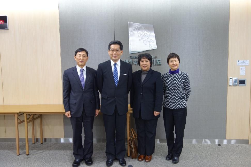 Mr So (second left), Miss Ho (second right) and Ms Wong (first right) are pictured with the Managing Director of Pangyo Techno Valley, Mr Kim Chun-sik.