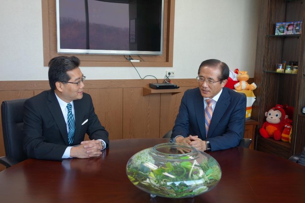 Mr So (left) meets with the President of the Korea Creative Content Agency, Mr Hong Sang-pyo (right), to learn more about Korea's experiences in nurturing creative talents and promoting the development of content industry.