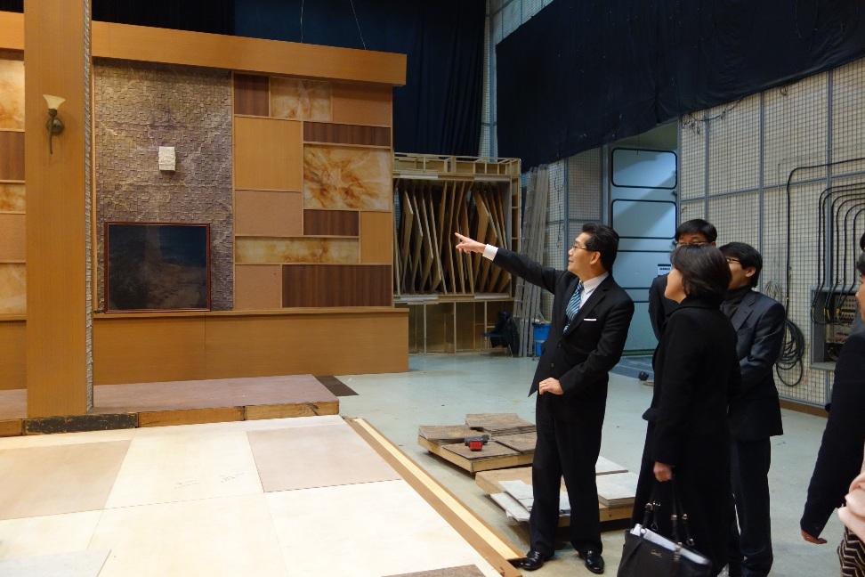 Mr So (left) is given a tour of the Korea Creative Content Agency's production centre.