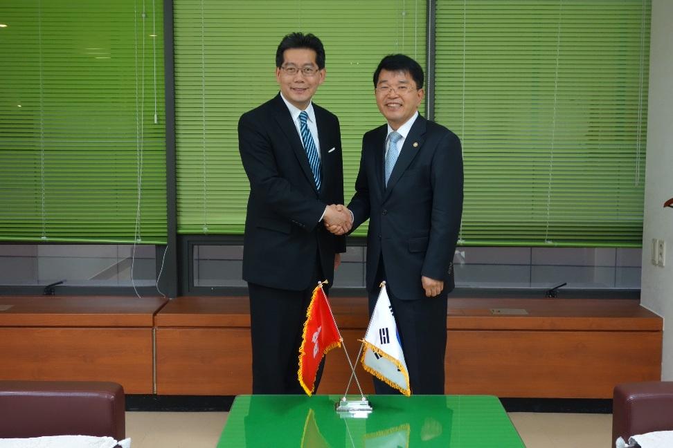 Mr So (left) meets with the Vice Minister for Trade and Energy, Mr Han Jin-hyun (right), to promote closer business links between Hong Kong and Korea.