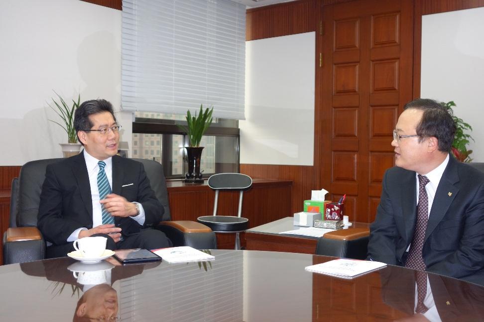 Mr So (left) meets with the President of the Small and Medium Business Corporation, Mr Park Cheol-kyu (right), to exchange views on issues relating to supporting small and medium enterprises and start-ups.