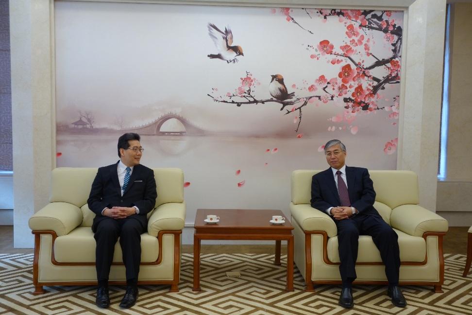 Mr So (left) pays a courtesy call on the Chinese Ambassador to Korea, Mr Qiu Guohung (right).