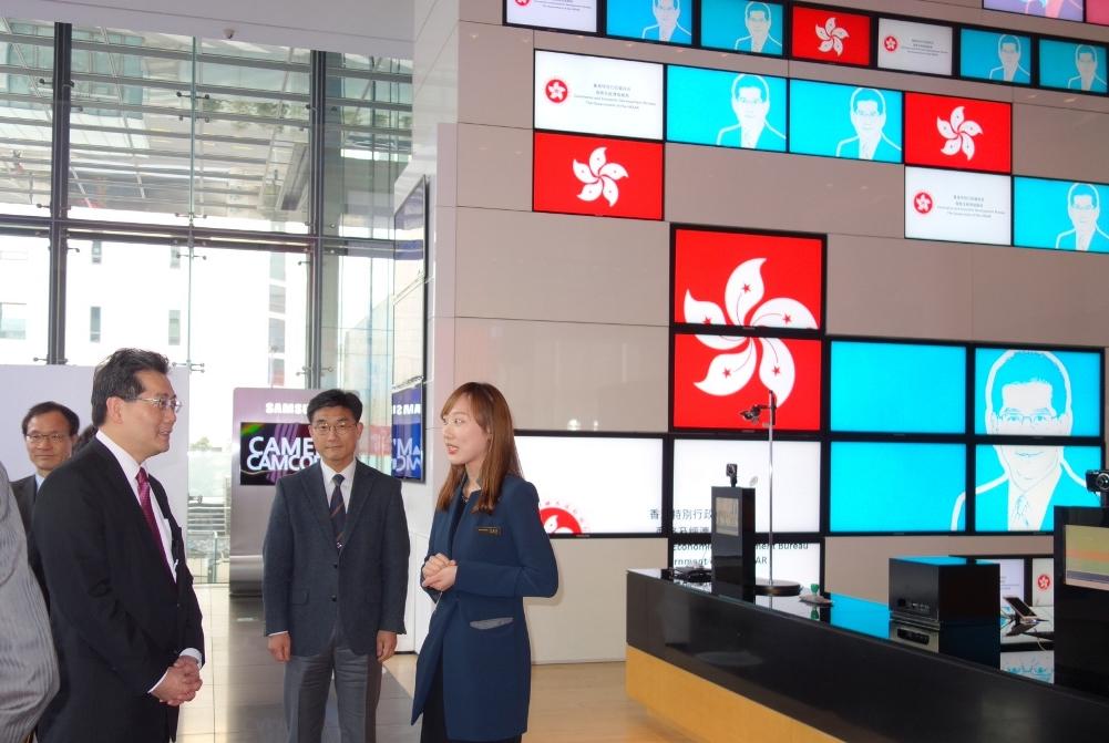 The Secretary for Commerce and Economic Development, Mr Gregory So (left) visits Samsung d'light, an exhibition centre that showcases the new technology and products of Samsung Electronics, on the first day of his visit to Seoul, Korea today (February 19). Photo shows Mr So's image being projected onto large-format display monitors as a demonstration of the technology's application.