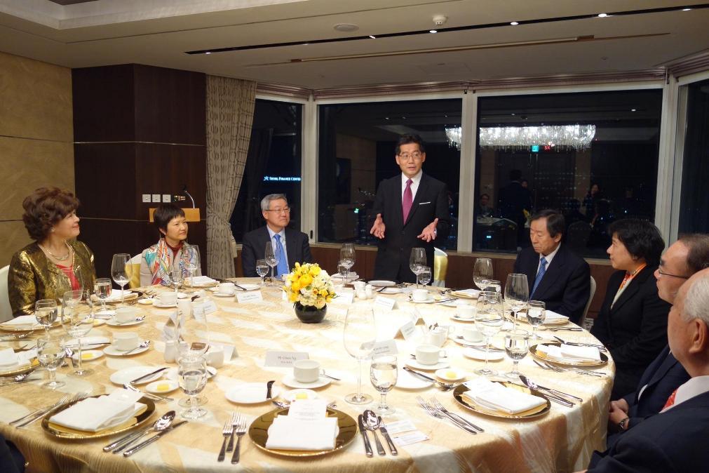 Mr So (fourth left) hosts a dinner for former cabinet ministers, academics and local business leaders in Seoul. They exchange views on various issues including the business environment and recent developments of the two cities. On the third right is the Permanent Secretary for Commerce and Economic Development (Communications and Technology), Miss Susie Ho, and on the second left is the Principal Hong Kong Economic and Trade Representative (Tokyo), Ms Sally Wong.