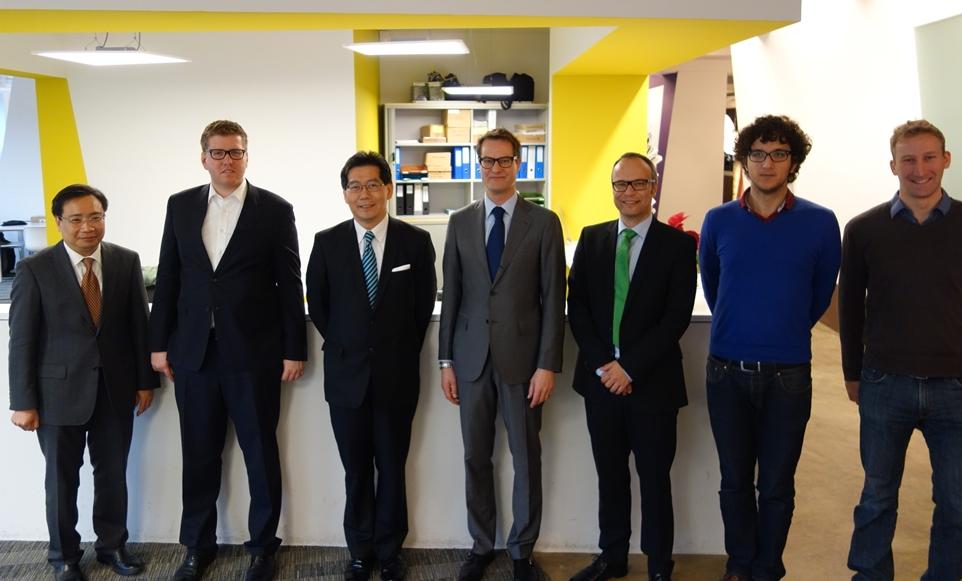 Mr So (third left) with the Chief Executive Officer and occupants of an incubator of start-up projects. On the far left is Mr Ivan Lee, Director of the Hong Kong Economic and Trade Office, Berlin.