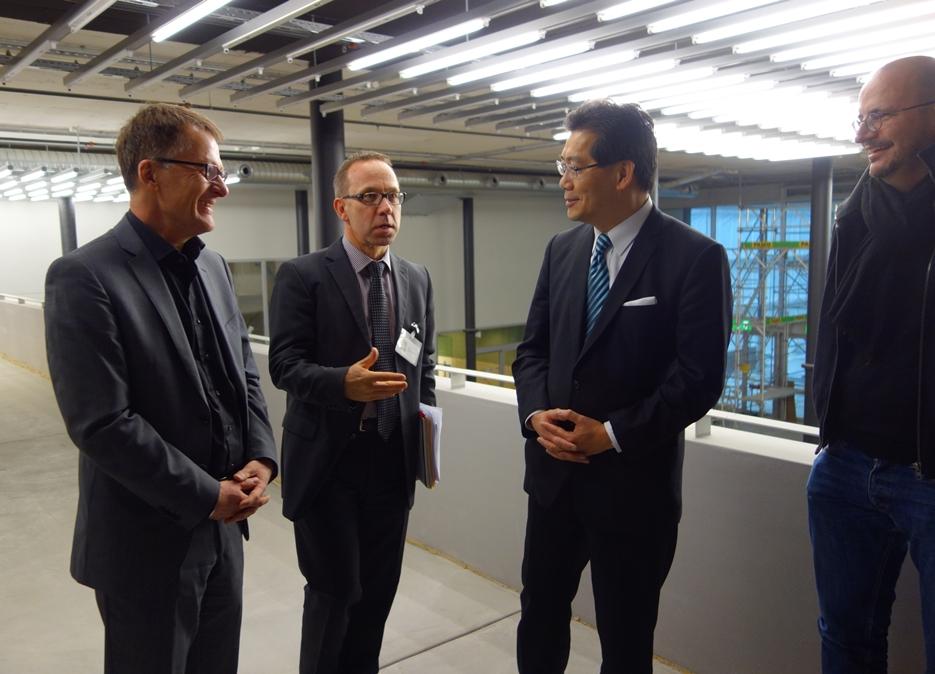 Mr So (second right) meets with the President of the Zurich University of the Arts, Professor Thomas Meier (first left), to discuss opportunities for closer co-operation between Hong Kong and Zurich in the education of art and design.