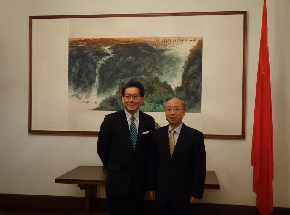 Mr So pays a courtesy call on the Chinese Consul General in Zurich, Mr Liang Jianquan (right).